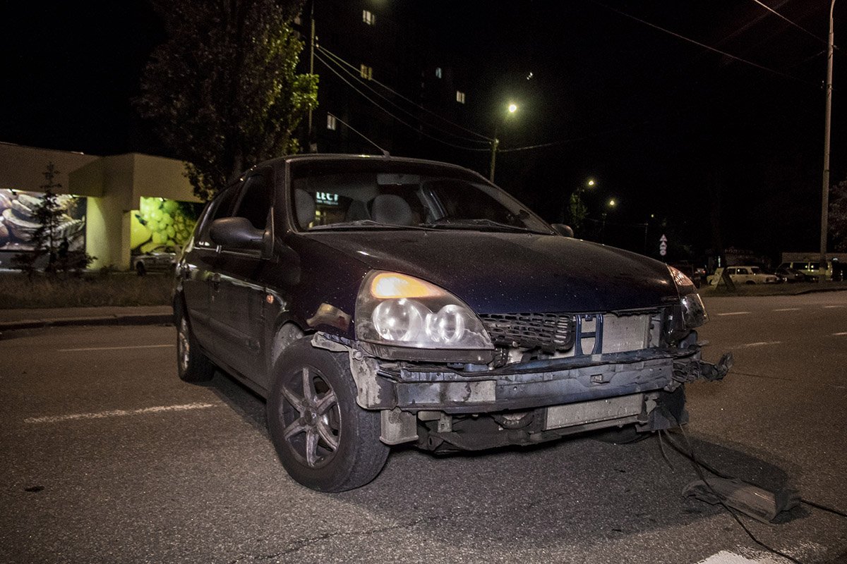 Renault выезжал с прилегающей улицы