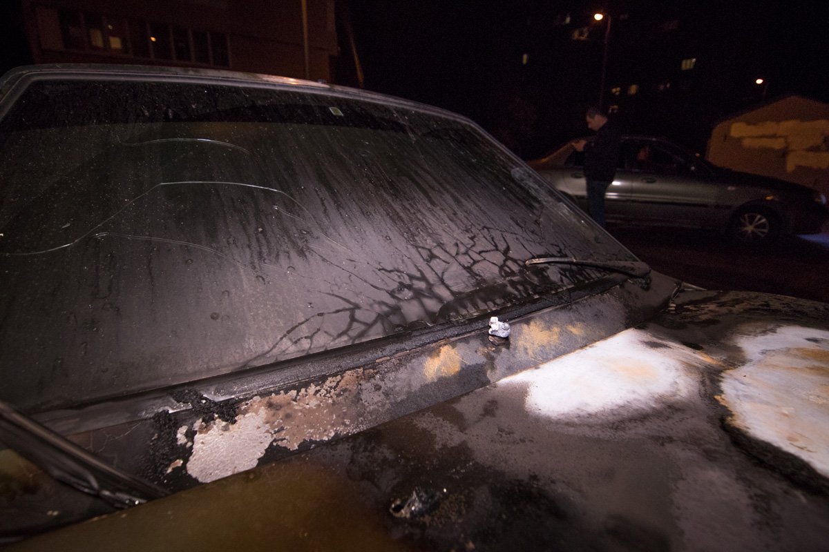 Еще бы пару минут и огонь бы перешел на салон автомобиля Еще бы пару минут и огонь бы перешел на салон автомобиля