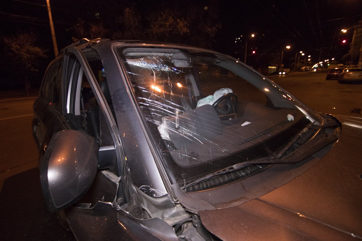 Очевидцы перевернули автомобиль обратно на колеса и помогли выбраться водителю Очевидцы перевернули автомобиль обратно на колеса и помогли выбраться водителю