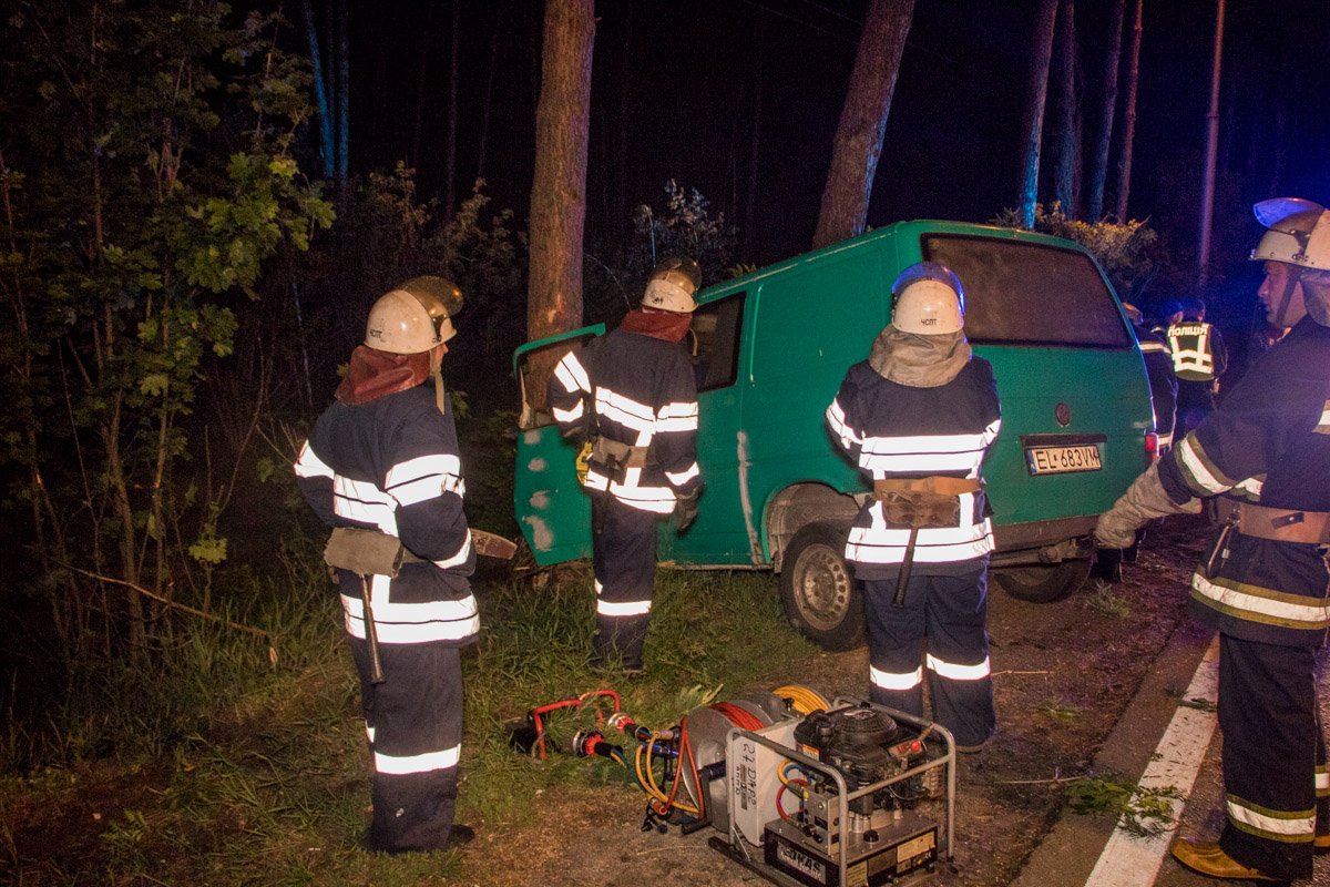 Зажатое тело погибшего мужчины доставали сотрудники ГСЧС