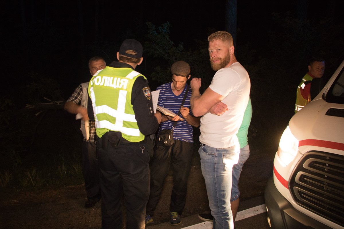 Проезжающие мимо водители остановились, чтобы достать пострадавшего пассажира