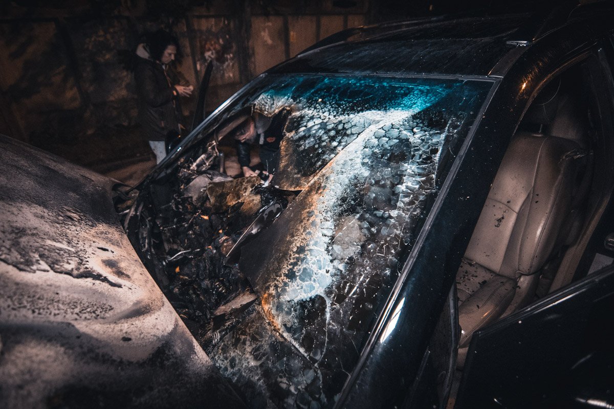 Передняя часть автомобиля выгорела вся