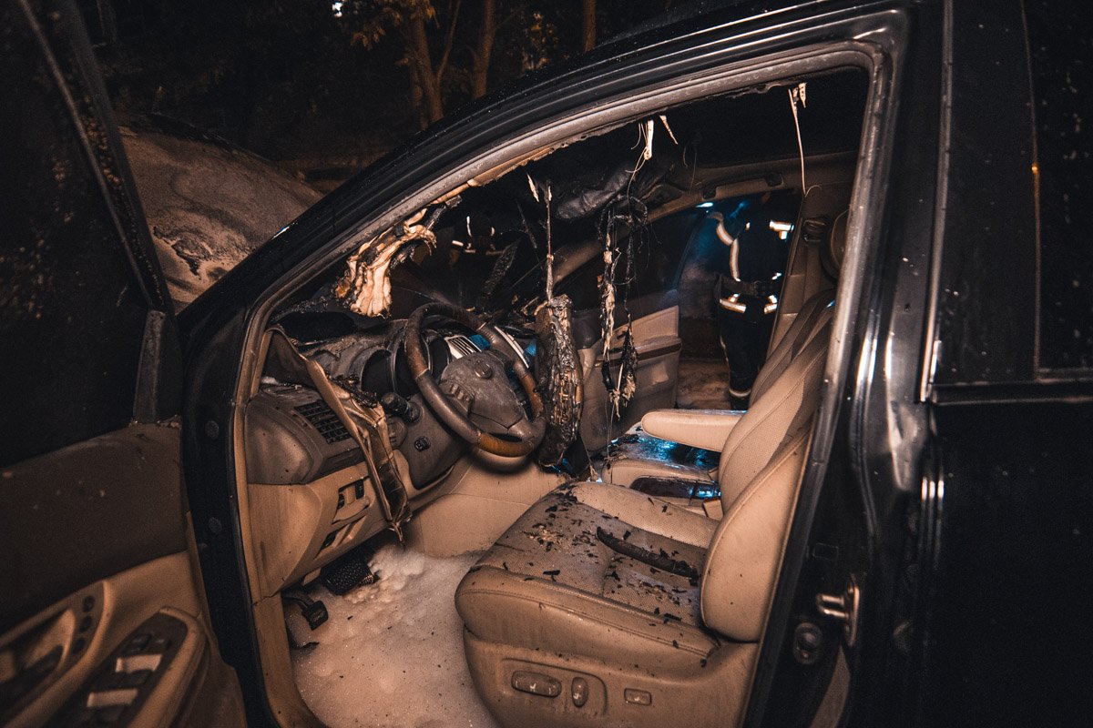 Машину тушили как снаружи, так и изнутри