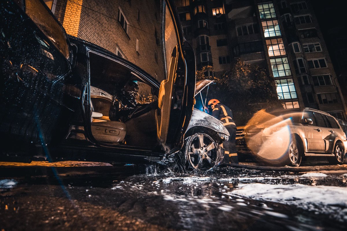 В результате пожара пострадал припаркованный рядом Mitsubishi Pajero