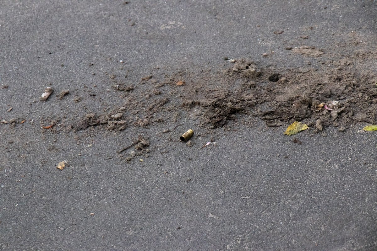 На месте найдены две гильзы