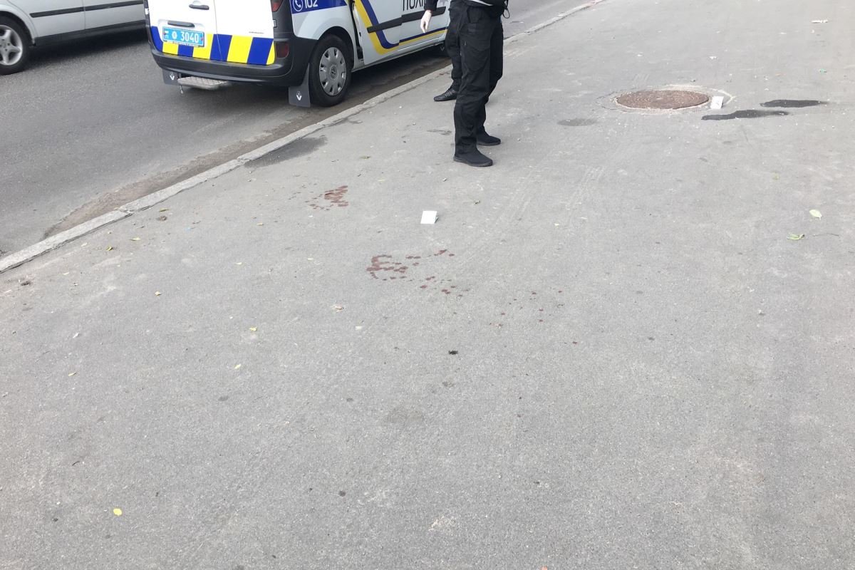 Следы крови на тротуаре