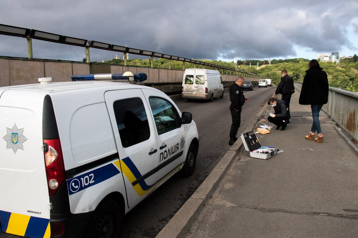 Одного из участников конфликта полиция задержала с пистолетом на мосту Метро