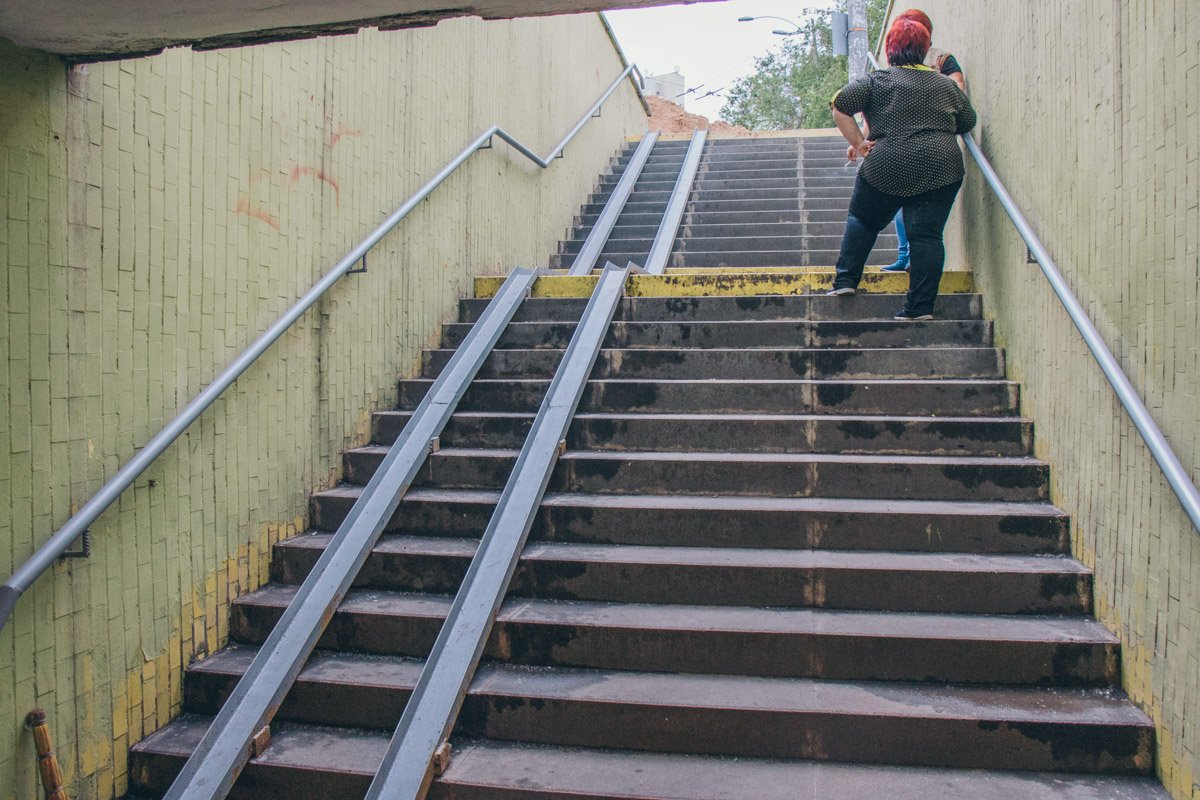 С одного входа ступеньки в приличном состоянии