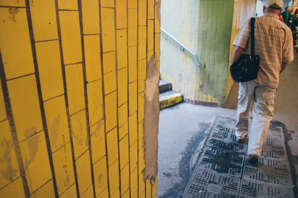 Плитка со стен осыпается