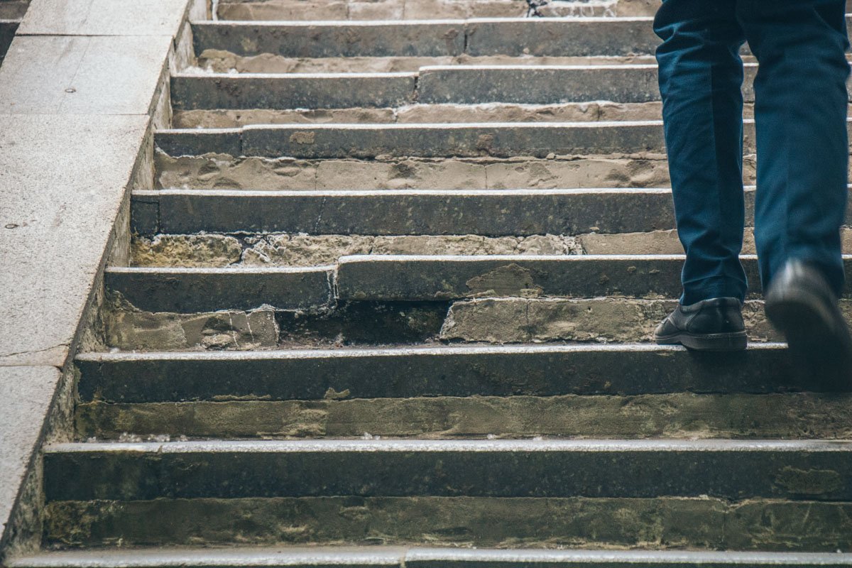 Видно, что ступеньки обновляли, но качественно ли?