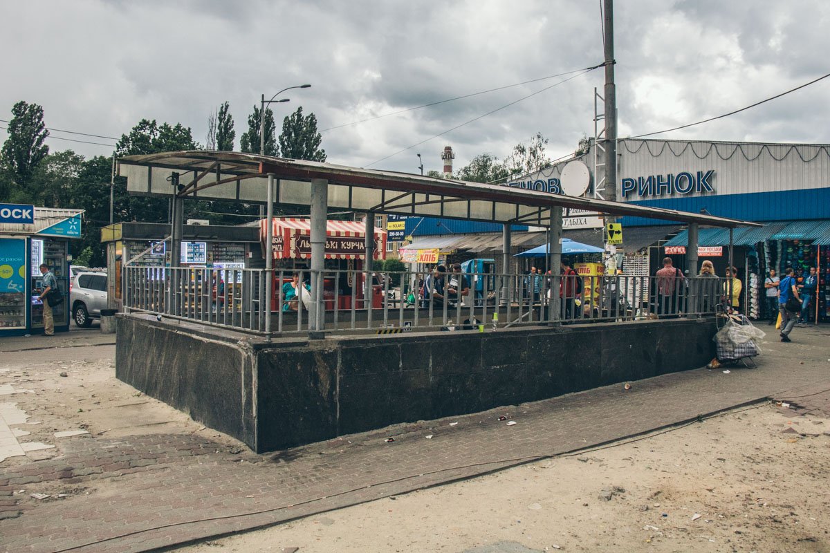 Вагончики с фастфудом и киоски окружают подземку