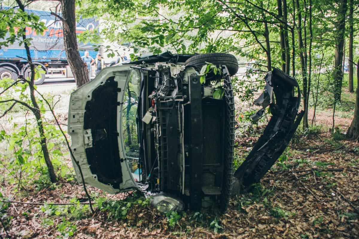 Один бус выехал на встречную полосу и протаранил другой