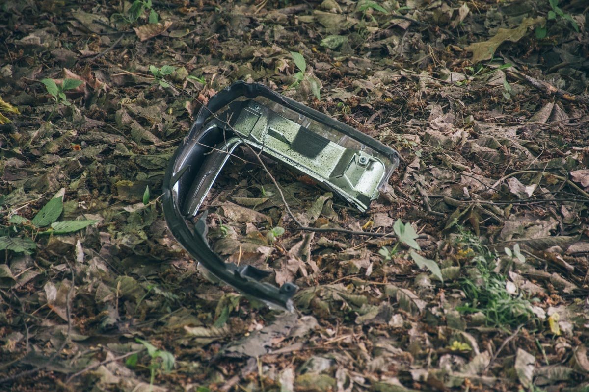 Обломки разбросаны по всей дороге