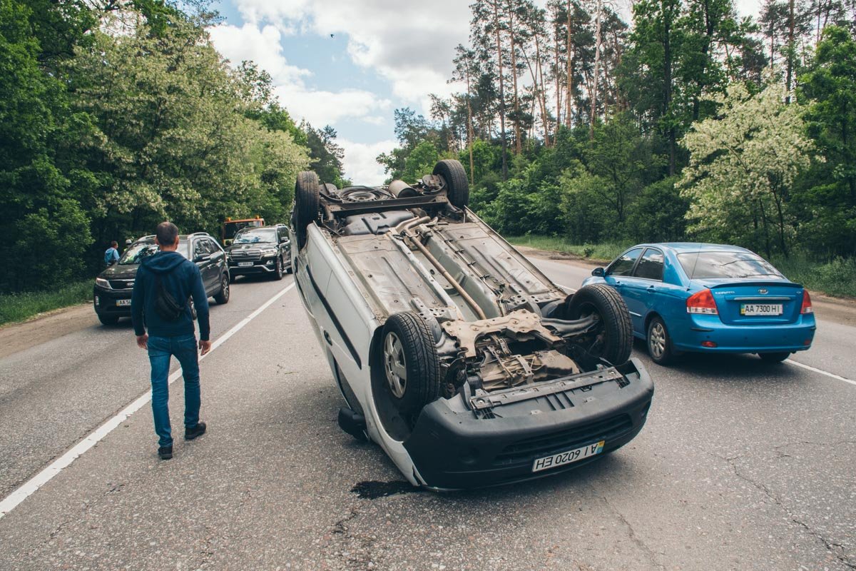 Один Renault перевернулся посреди дороги