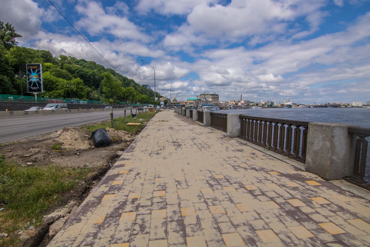 До Подола скоро можно будет прогуляться пешком по новенькой плитке