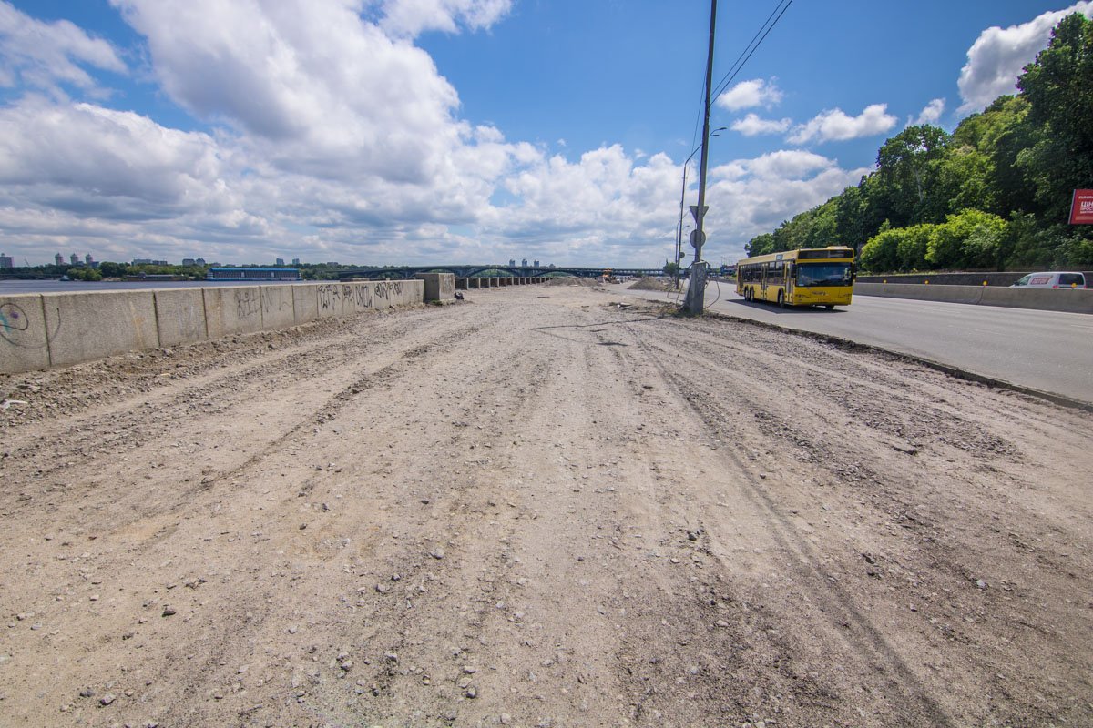 Коммунальщики еще работают над самой набережной