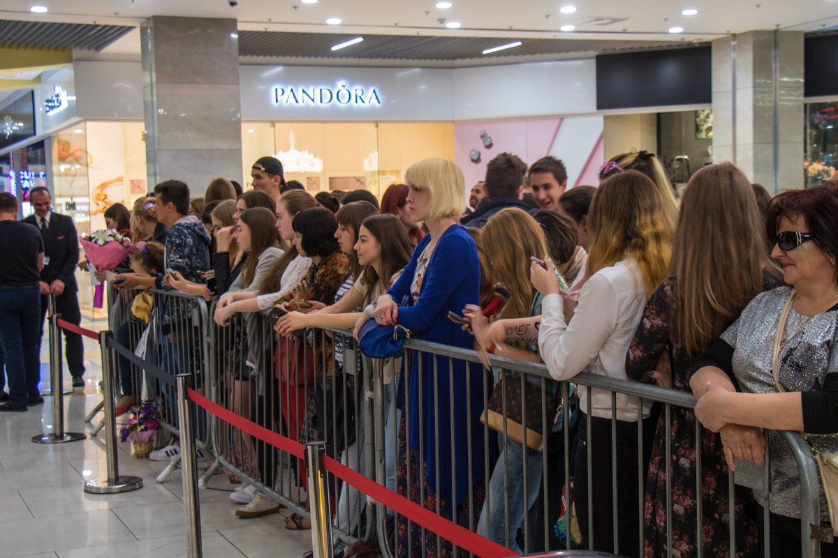 На встречу пришли много поклонниц