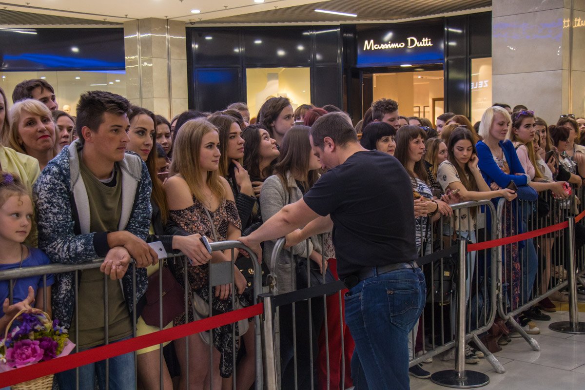 Сдерживать "голодных" девушек было не просто