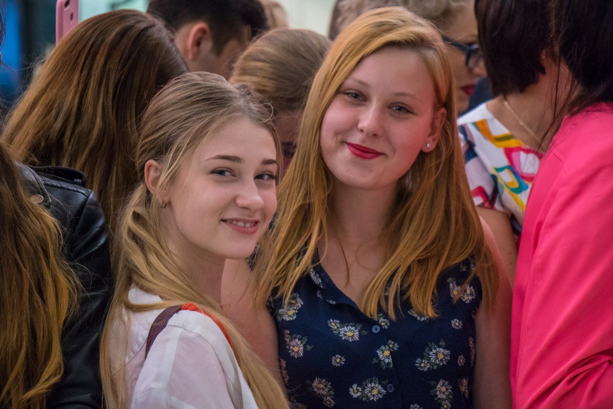 Юные поклонницы...