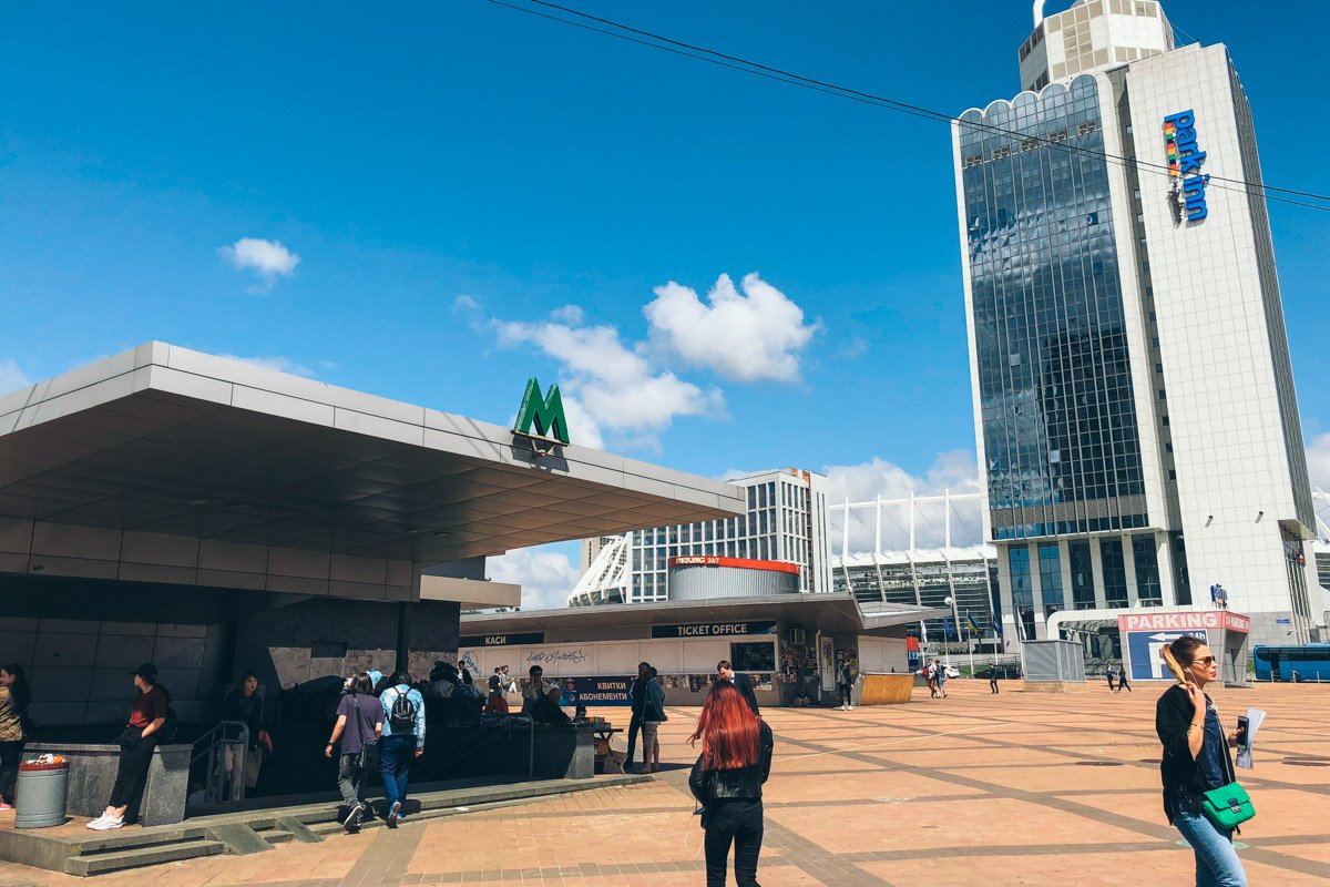 Два дня назад тут пели, танцевали и мусорили Два дня назад тут пели, танцевали и мусорили