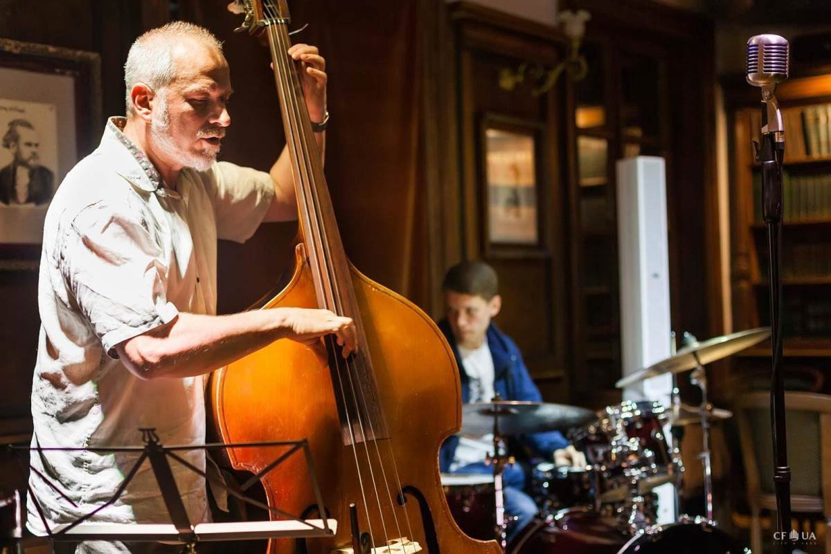 Вечер армянской джазовой музыки в рамках выставки "Увертюра" width="1200" height="800"><figcaption> Вечер армянской джазовой музыки в рамках выставки "Увертюра"</figcaption></figure></p><p><strong>Где: </strong>Дом Мастер Класс, улица Богдана Хмельницкого, 57Б</p><p><strong>Когда: </strong>19:00</p><p><strong>Цена:</strong> 200 гривен</p><p><a href="https://kiev.karabas.com/vechir-virmenskoyi-dzhazovoyi-muziki">Ссылка на событие</a></p><p></p><h2 style="text-align: center;"><strong>Я КУПЛЮ ТЕБЕ МАЛЬДИВЫ</strong></h2><p></p><p id="tw-target-text" class="tw-data-text tw-ta tw-text-small" dir="ltr" data-placeholder="Перевод"><span lang="ru">Это блестящая комедия положений. Вихрь и каскад меняющихся обстоятельств, растущих как снежный ком и обостряются до финала, которые заставляют героев мгновенно реагировать на них, приспосабливаться, меняться и в конце концов, по-новому взглянуть на свою жизнь. Комедия со всеми признаками детектива, супружеской драмы, эротическими выходками и большими деньгами. Это ироничный и веселый взгляд на человека с его слабостями, надеждами и желаниями быть счастливым.</span></p><p><figure class="image"><img class="wp-image-102880 size-full" title="Комедия со всеми признаками детектива, супружеской драмы, эротическими выходками" src="https://cdn.informator.ua/@dp/media/kiev/2023/10/13/652958804d112.jpg" alt="Комедия со всеми признаками детектива, супружеской драмы, эротическими выходками" width="1200" height="800"><figcaption> Комедия со всеми признаками детектива, супружеской драмы, эротическими выходками</figcaption></figure></p><p><strong>Где: </strong>Национальный дворец искусств Украина, улица Большая Васильковская, 103</p><p><strong>Когда: </strong>19:00</p><p><strong>Цена:</strong> 200 - 400 гривен</p><p><a href="https://kiev.karabas.com/maldivy">Ссылка на событие</a></p><p></p><h2 style="text-align: center;">LA BONNE ANNA, ИЛИ КАК СОХРАНИТЬ СЕМЬЮ?</h2><p>Легкий, остроумный спектакль в лучших традициях французской комедии положений, где, как известно, интрига строится на случайных и непредвиденных стечениях обстоятельств, подарит только позитивные эмоции и хорошее настроение.</p><p><figure class="image"><img class="wp-image-102881 size-full" title="Остроумный спектакль в лучших традициях французской комедии" src="https://cdn.informator.ua/@dp/media/kiev/2023/10/13/6529588096557.jpg" alt="Остроумный спектакль в лучших традициях французской комедии" width="1200" height="800"><figcaption> Остроумный спектакль в лучших традициях французской комедии</figcaption></figure></p><p><strong>Где: </strong>Киевский академический драмтеатр на Подоле, Андреевский спуск, 20б</p><p><strong>Когда: </strong>19:00</p><p><strong>Цена:</strong> от 120 гривен</p><p><a href="https://kiev.karabas.com/la-bonne-anna-abo-yak-zberegti-sim-yu-9">Ссылка на событие</a></p><p></p><h2 class="event-main-info__name" style="text-align: center;"><span class="event-main-info__name-value">GOETZ GRUENBERG</span></h2><p>Он постигал музыку в бостонской Berklee School и нью-йоркской New School of Music. Его учили и вдохновляли легенды: Jerry Bergonzi, Billy Pierce, Bill Evans, Rich Perry, Buster Williams, Joe Chambers, Reggie Workman, Cecil McBee и Kenny Werner. Его филигранные соло украсили звучание бэндов Ришара Бона, Эдди Аллена, Сильвена Бефа, Лью Солоффом и Сесила Бриджуотер и даже несколько лет Гетц жил в Киеве. В нашей столице Грюнберг тоже добился немалых музыкальных высот - его считают своим учителем многие украинские джазменов.</p><p>https://www.youtube.com/watch?time_continue=1&v=GosnV0vZLOE</p><p><strong>Где: </strong> <span class="event-buy-info__row">Caribbean club,</span><span id="venue-address" class="event-buy-info__row"> улица Симона Петлюры, 4</span></p><p><strong>Когда: </strong>20:00 гривен</p><p><strong>Цена:</strong> от 150 гривен</p><p><a href="https://concert.ua/ru/eventpage/goetz-gruenberg">Ссылка на событие</a></p><p></p><p style="text-align: right;"><strong>Максим Биев</strong></p></body></html>