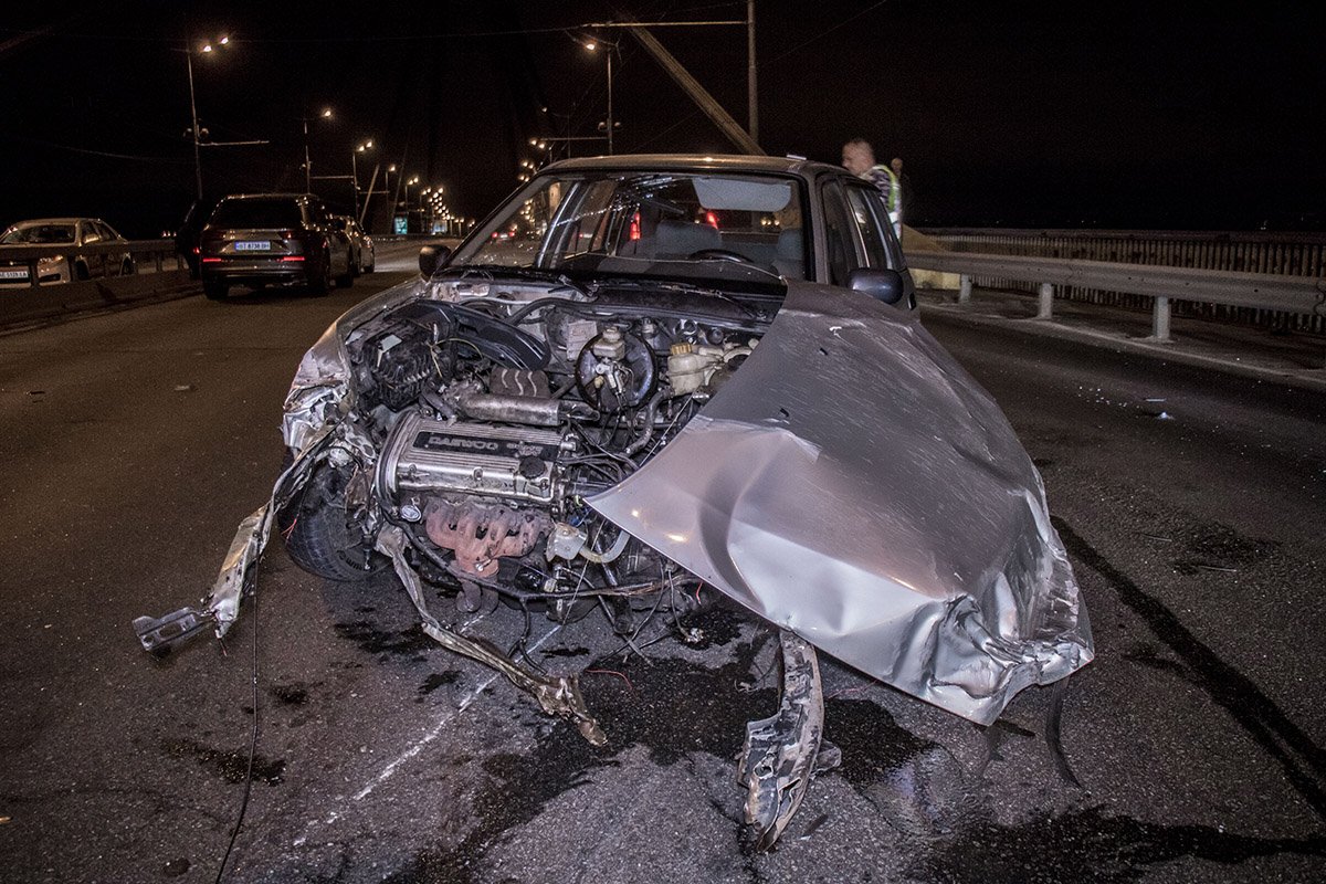 Daewoo Nexia двигалась в крайней правой полосе