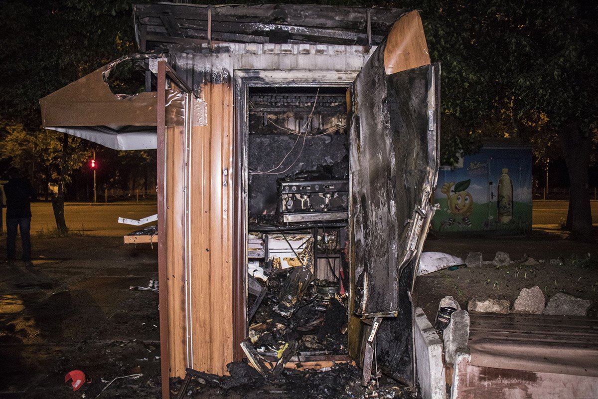 Все, что находилось внутри киоска - сгорело Все, что находилось внутри киоска - сгорело