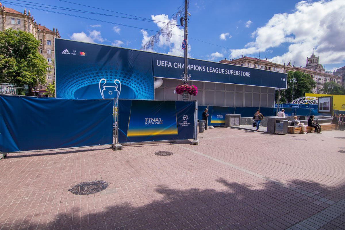 Фан-зону оградили заборами с лого чемпионата