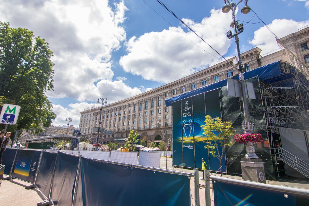 На огражденной территории смонтировали сцену 