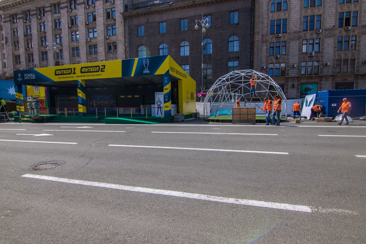 Куда же без главного символа - мяча