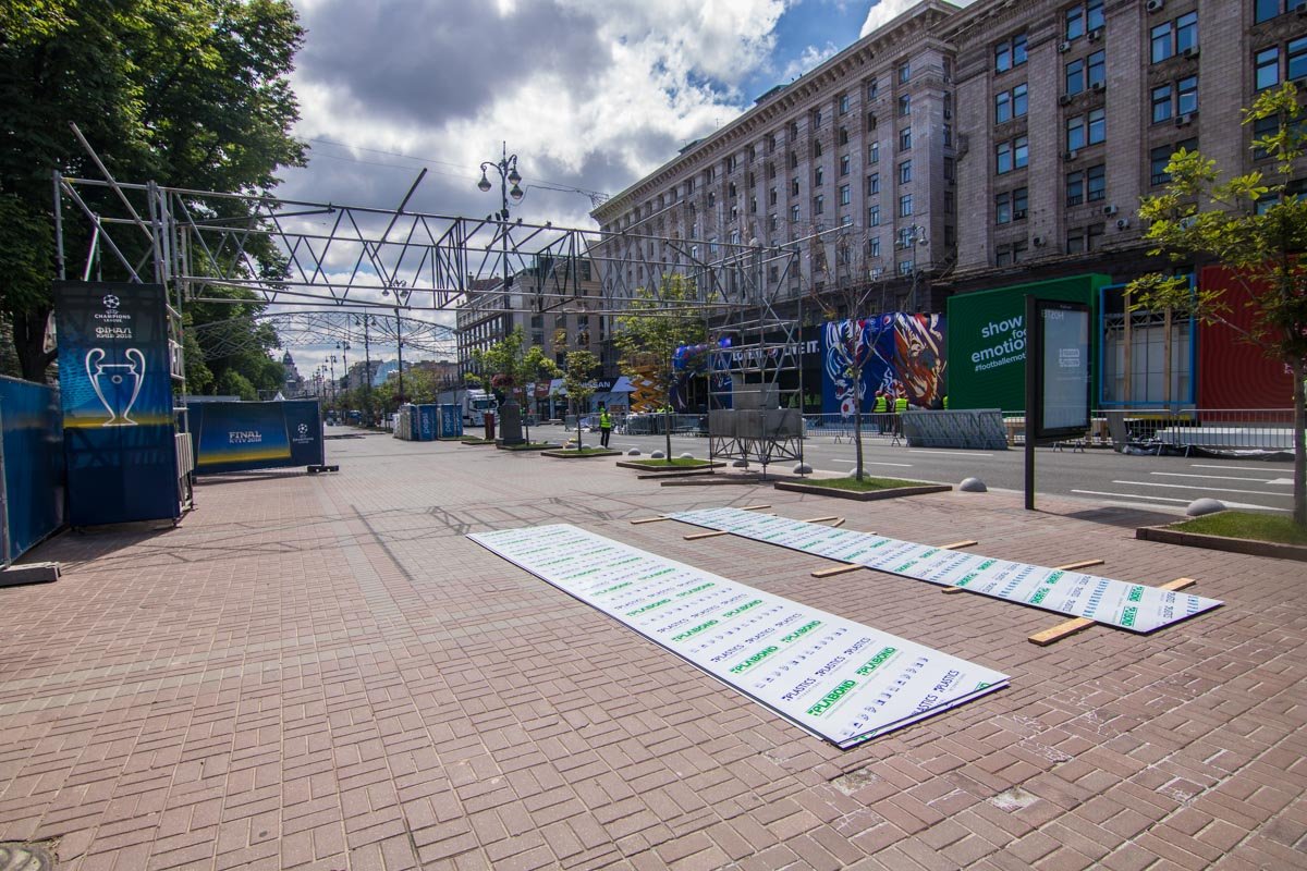 Работы по обустройству фан-зоны плавно близятся к концу