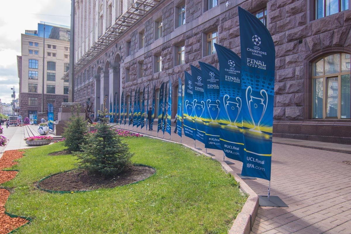 Площадку перед КГГА украсили флагами чемпионата