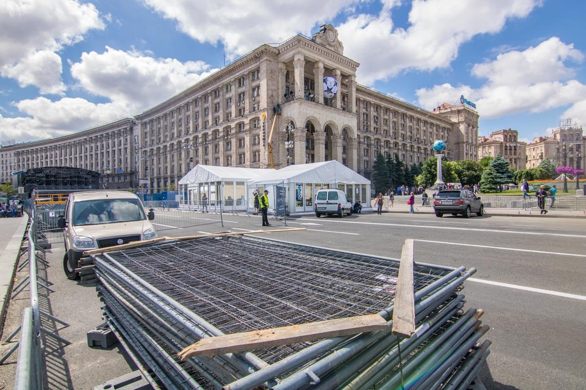 Дополнительная "порция" заборов ждет своего часа