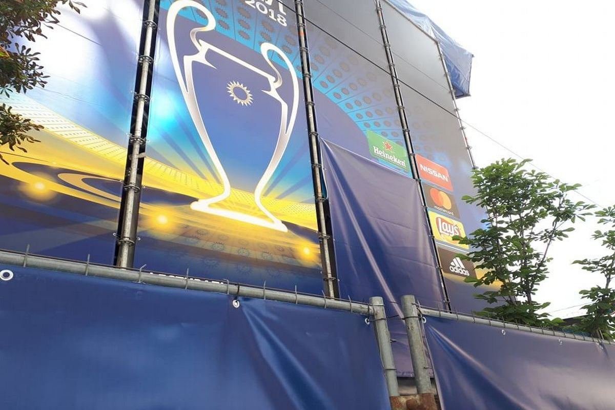 Другие баннеры Газпрома тоже прикрыты тканью