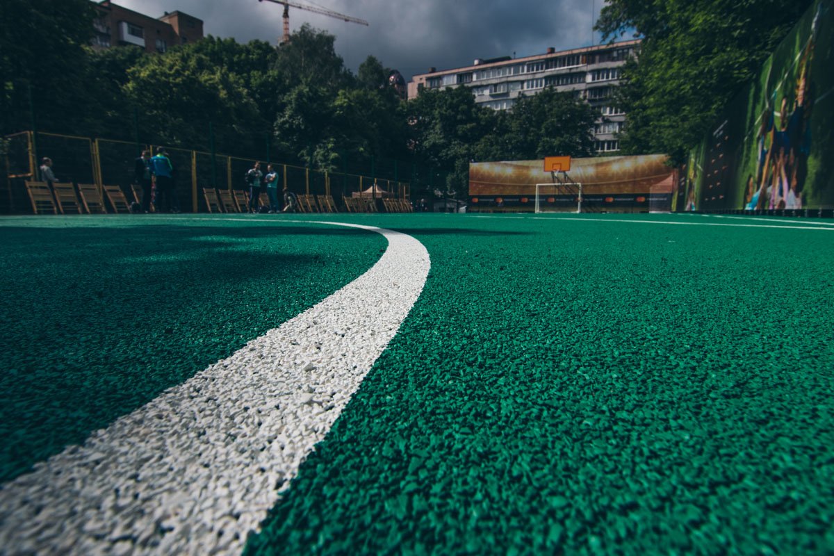 Площадка оборудована для игры в мини-футбол Площадка оборудована для игры в мини-футбол