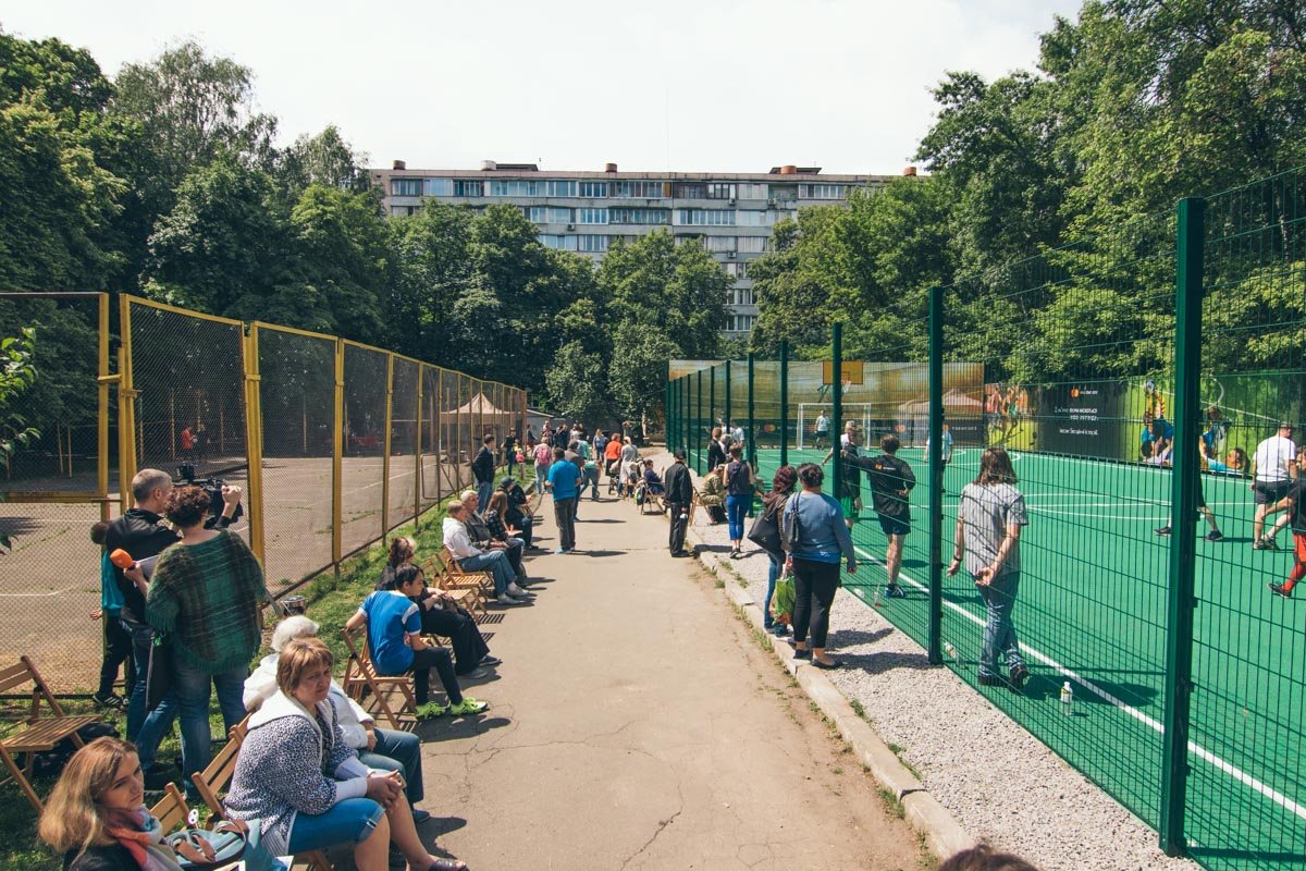 Напротив новенького поля находится старая площадка с асфальтовым покрытием Напротив новенького поля находится старая площадка с асфальтовым покрытием