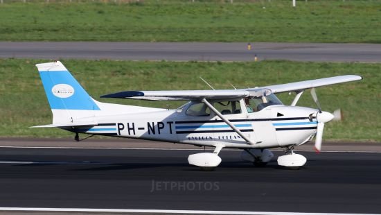 Самолет Cessna Reims F172N Skyhawk летел очень низко и врезался в дерево Самолет Cessna Reims F172N Skyhawk летел очень низко и врезался в дерево