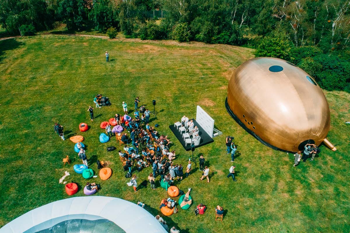 В ботсаду появился огромный золотой батон