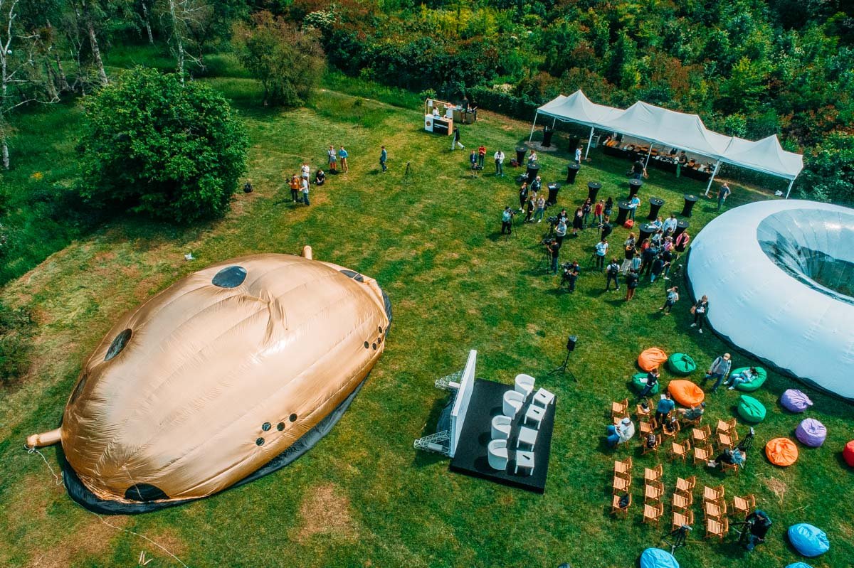 Батон надули в присутствии прессы