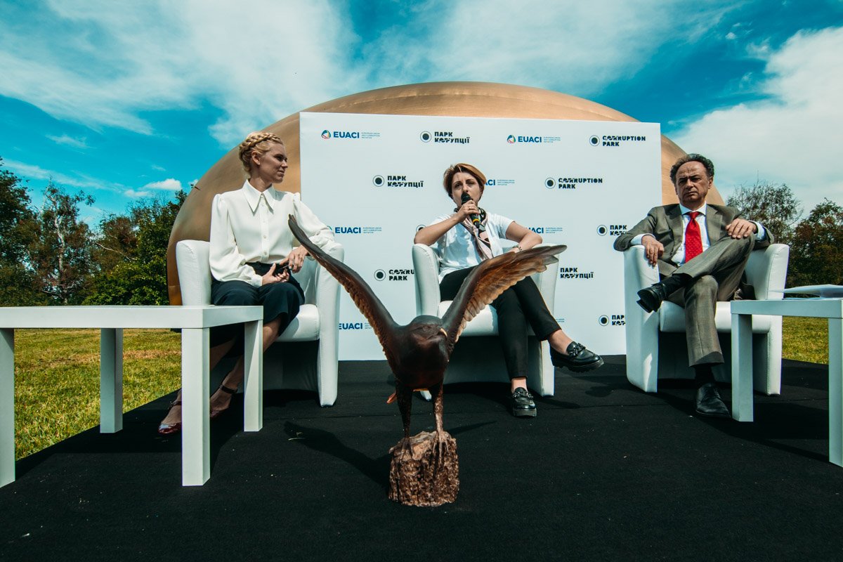 Продемонстрировали изъятую у коррупционера статуэтку птицы стоимостью более 30 тысяч евро