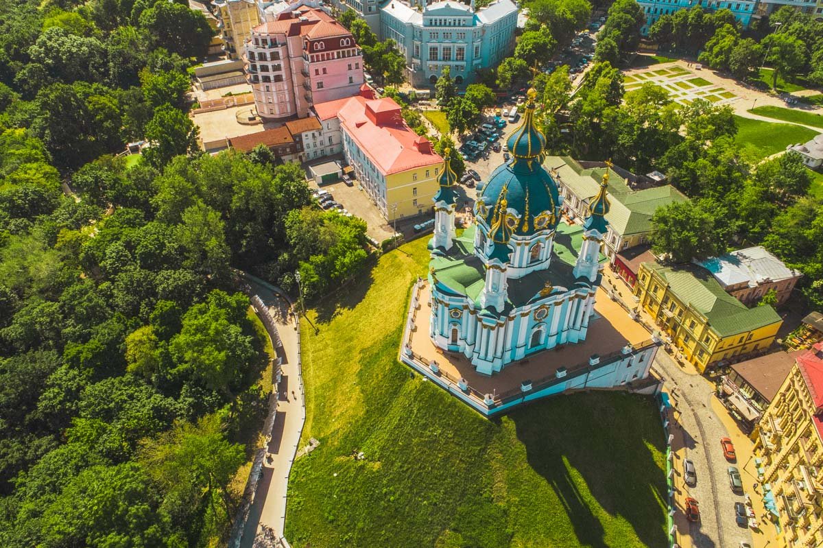 В 1753 году завершили строительство храма в честь апостола Андрея Первозванного, который, по легенде, напророчил появление Киева