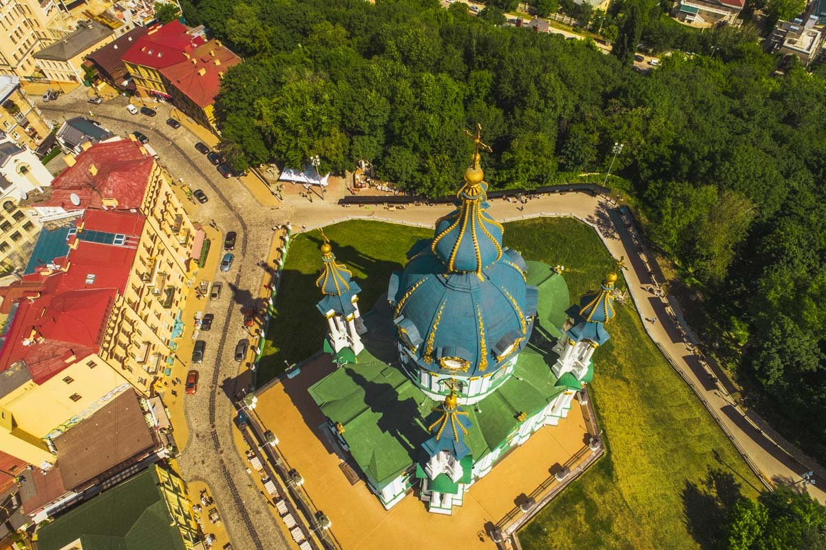 Некоторые верят, что в окрестностях Андреевской церкви «особая» атмосфера – эти места «заряжают» людей хорошей энергией