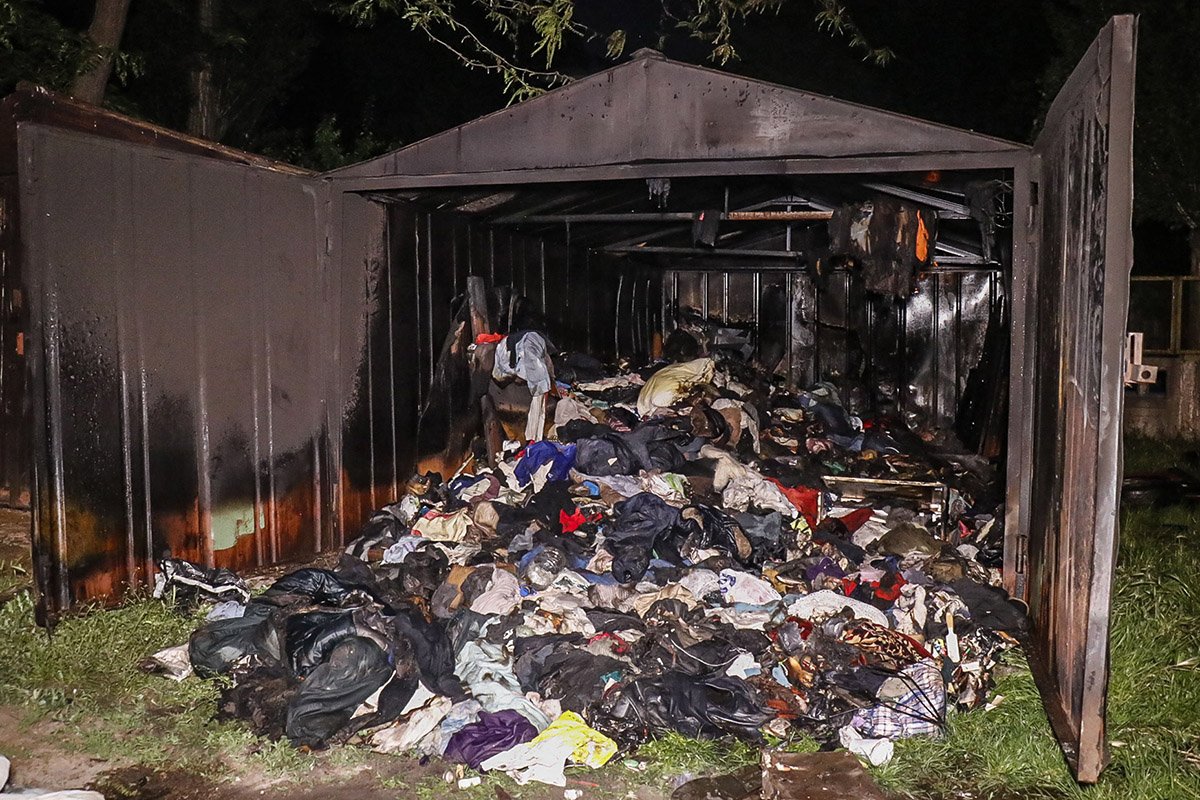 Во дворе жилого дома горел гараж Во дворе жилого дома горел гараж