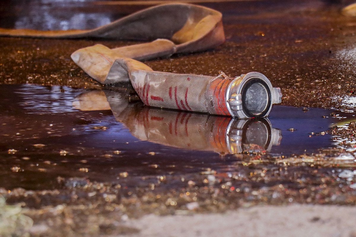 Один из жильцов начал спасать автомобили, стоящие рядом Один из жильцов начал спасать автомобили, стоящие рядом