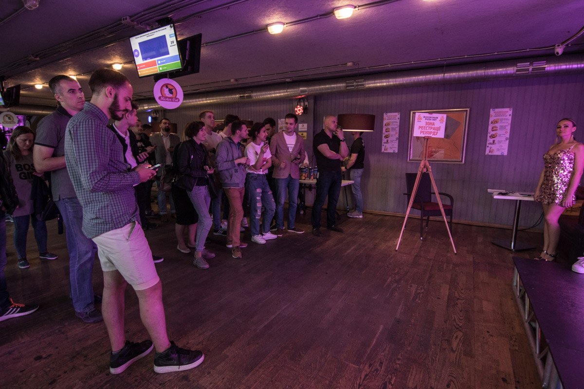 На празднике собралось много народу На празднике собралось много народу