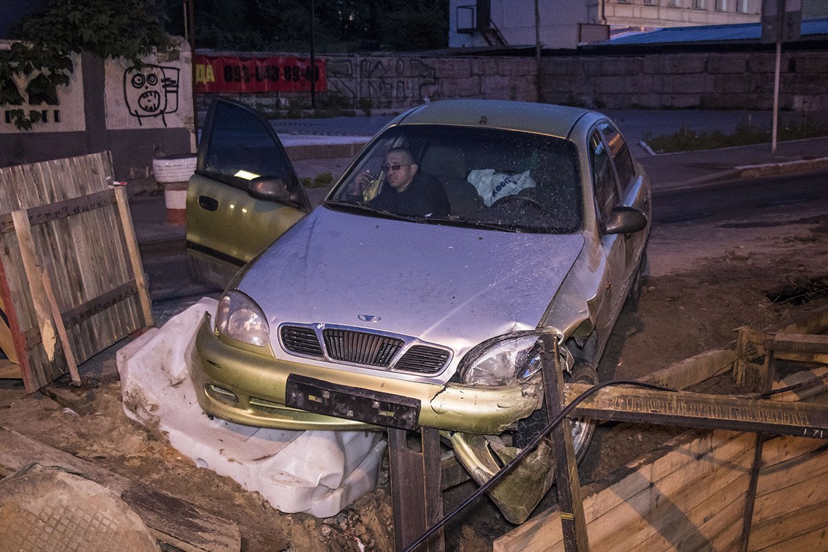 Daewoo Lanos заехал в строительный котлован Daewoo Lanos заехал в строительный котлован