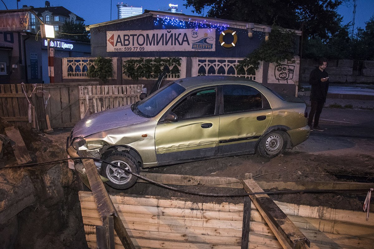 Водителя на месте не оказалось, его увезли в отделение полиции Водителя на месте не оказалось, его увезли в отделение полиции