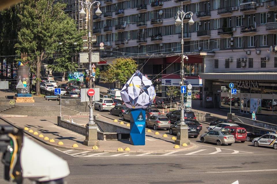 В центре Киева сдулся мяч Лиги чемпионов
