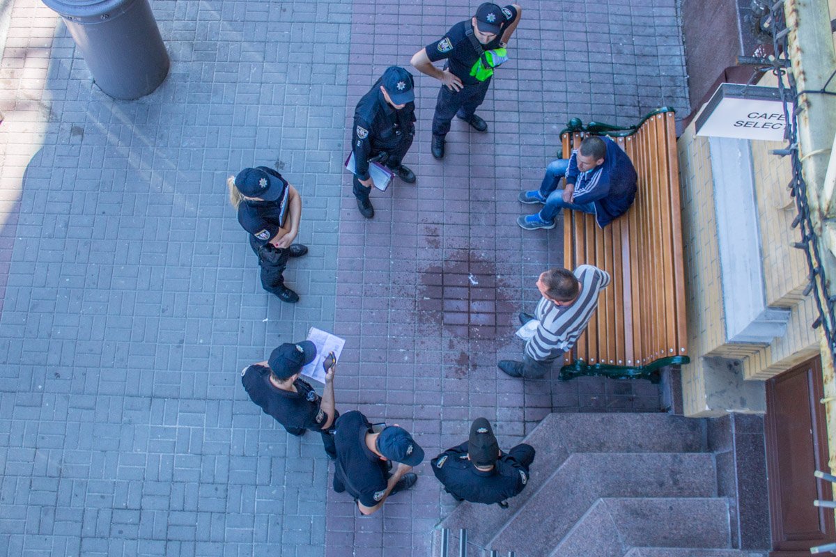 23 мая около 10:30 в Киеве возле Арена-сити задержали нетрезвого мужчину