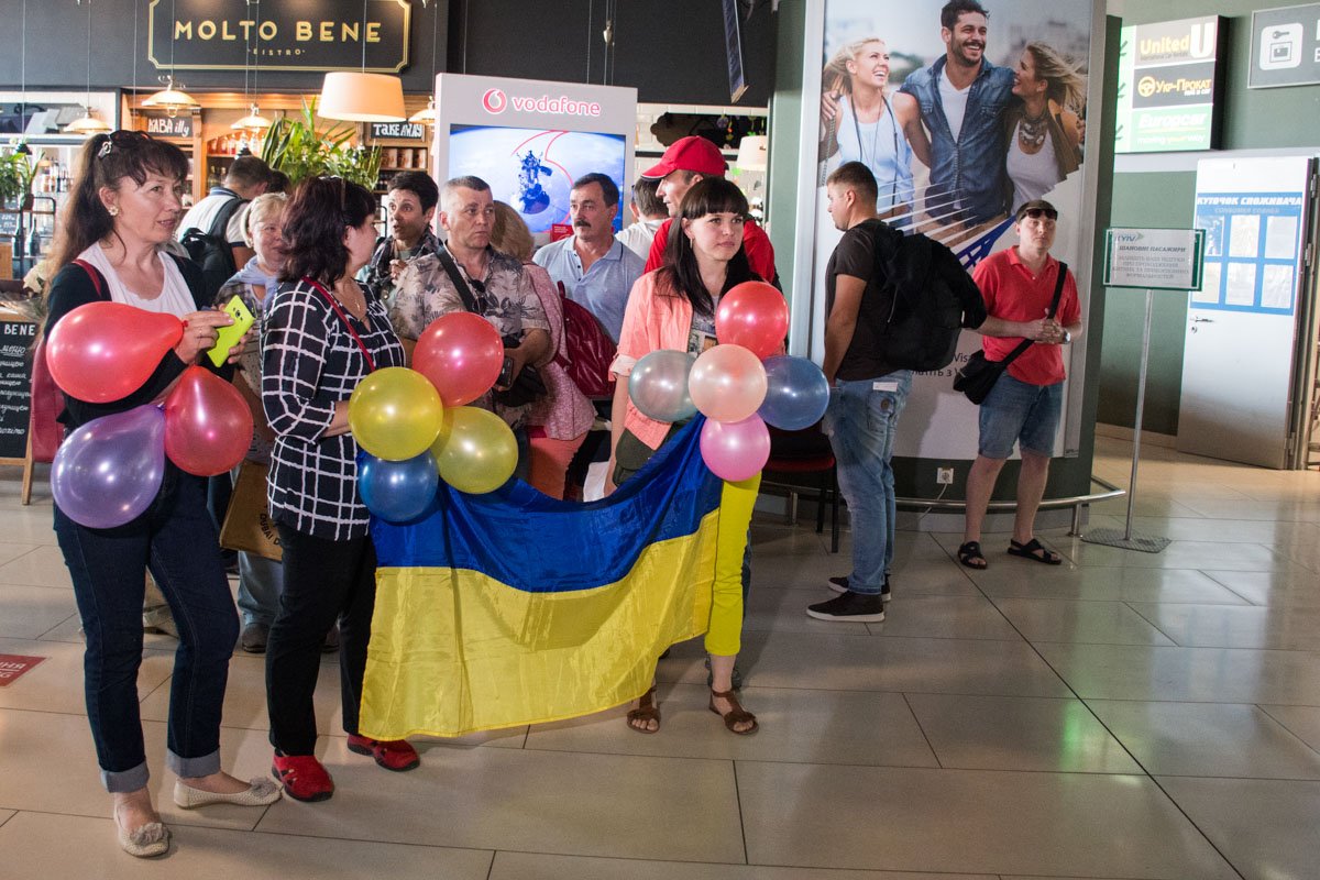 Альпинистов приехали встречать родные, друзья и все желающие поздравить их с покорением вершины Альпинистов приехали встречать родные, друзья и просто все желающие поздравить их с покорением вершины